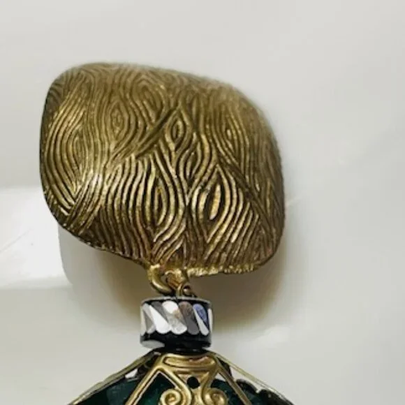 Vintage Art Deco Emerald Acrylic Resign & Antique Gold Dangle Clip Earrings - Picture 7 of 8